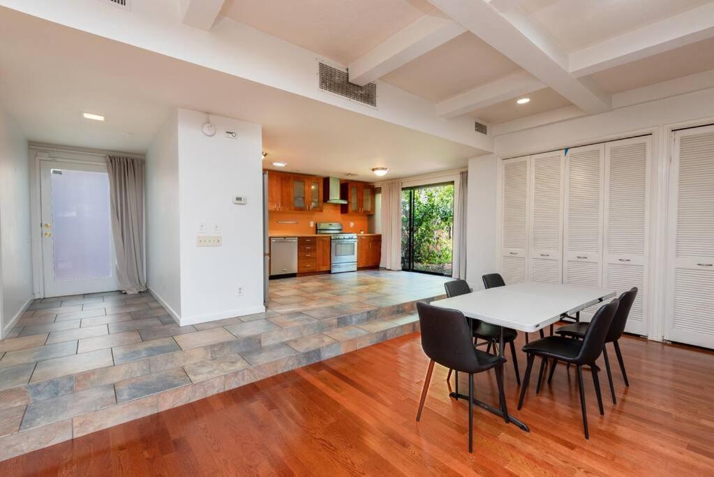 1br With Private Backyard And Big Couch In Nuys