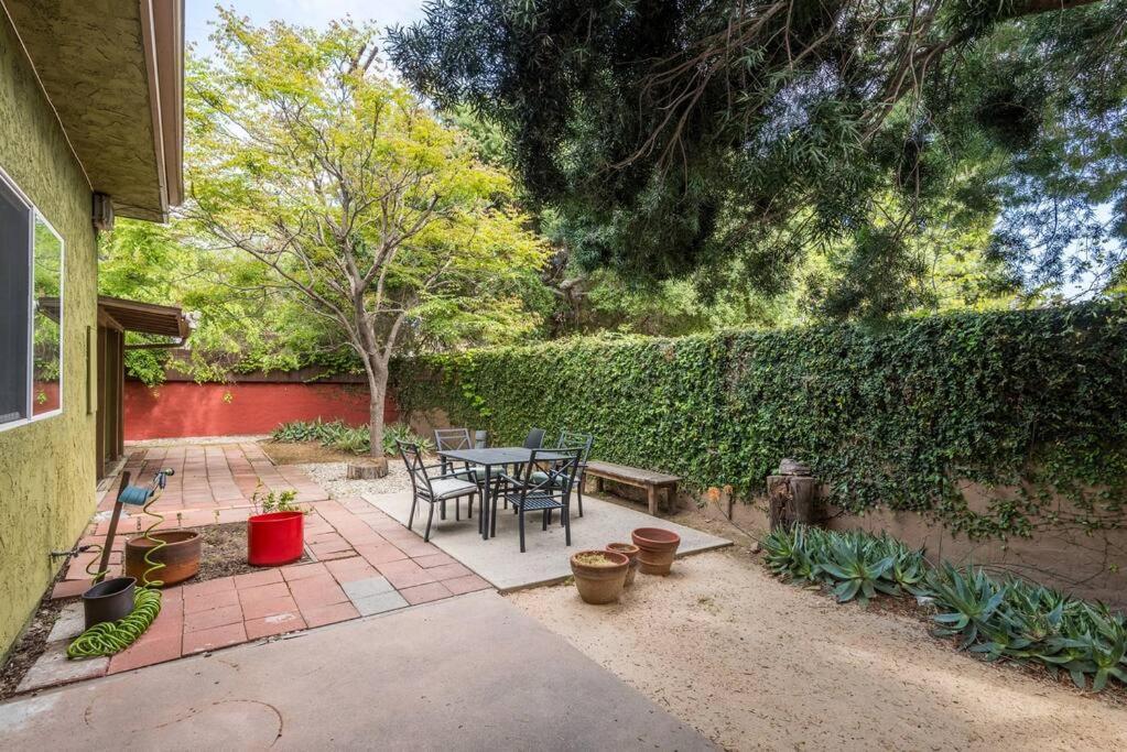 1br With Private Backyard And Big Couch In Nuys Apartment Los Angeles