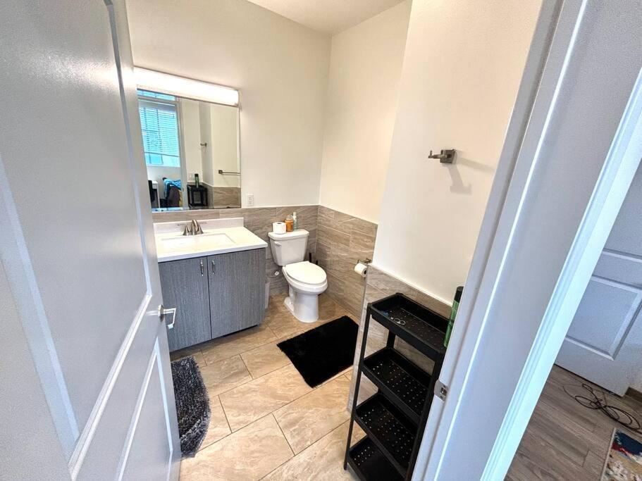 Birdwatcher's Quiet Perch 3bd 2ba W Parking Apartment Los Angeles