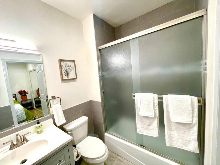 Birdwatcher's Quiet Perch 3bd 2ba W Parking Apartment *