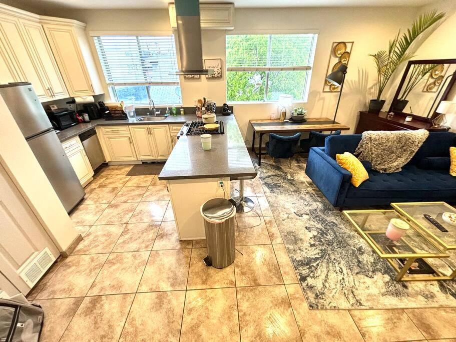 Birdwatcher's Quiet Perch 3bd 2ba W Parking Apartment Los Angeles
