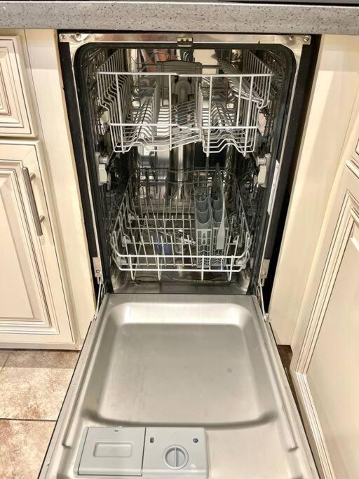 Birdwatcher's Quiet Perch 3bd 2ba W Parking Apartment Los Angeles