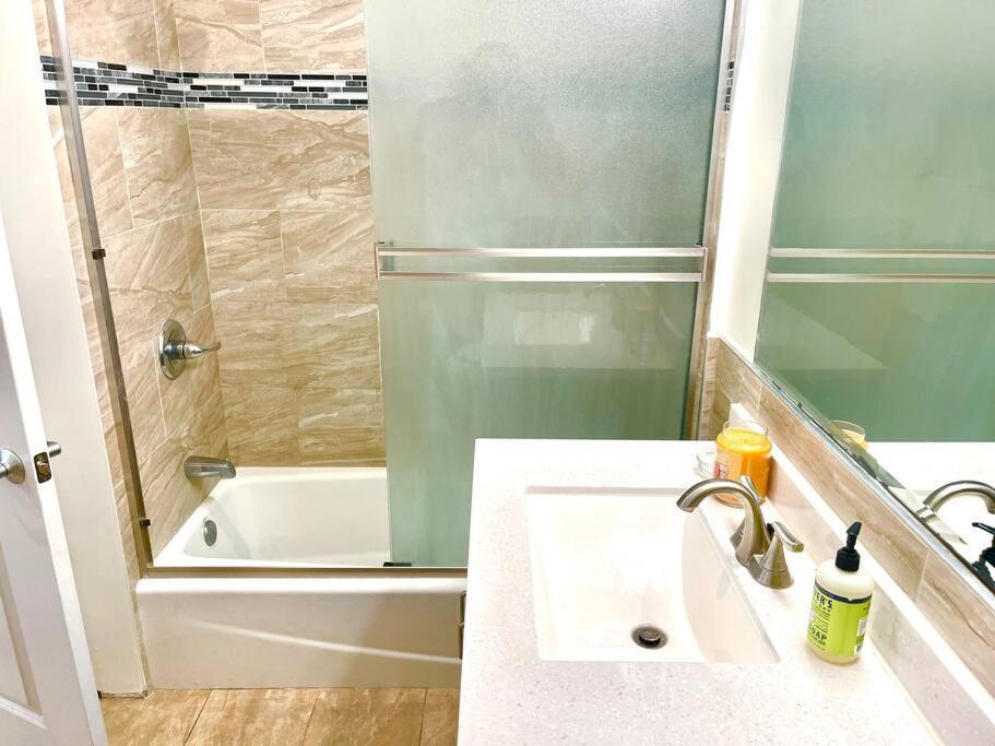 Birdwatcher's Quiet Perch 3bd 2ba W Parking Apartment *