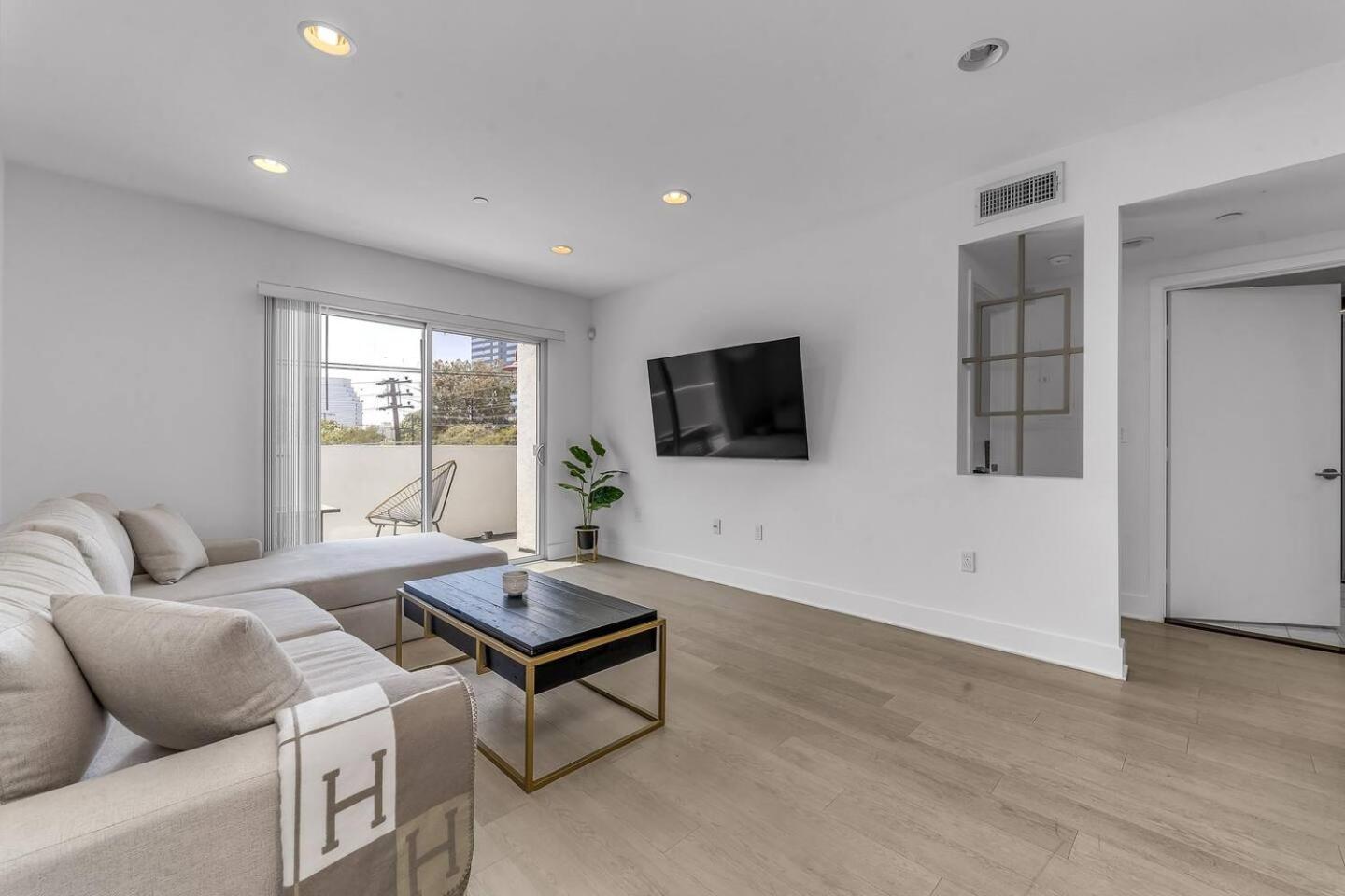 Luxury & Modern 3 Bedroom & 3 Bathroom Penthouse In Santa Monica With Free Parking Los Angeles