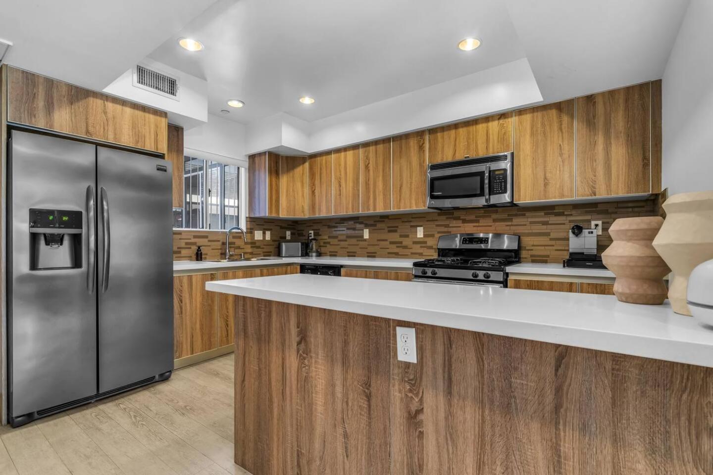 Luxury & Modern 3 Bedroom & 3 Bathroom Penthouse In Santa Monica With Free Parking *