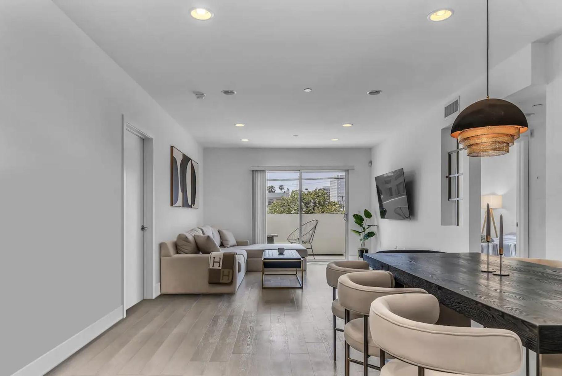 Luxury & Modern 3 Bedroom & 3 Bathroom Penthouse In Santa Monica With Free Parking * Los Angeles