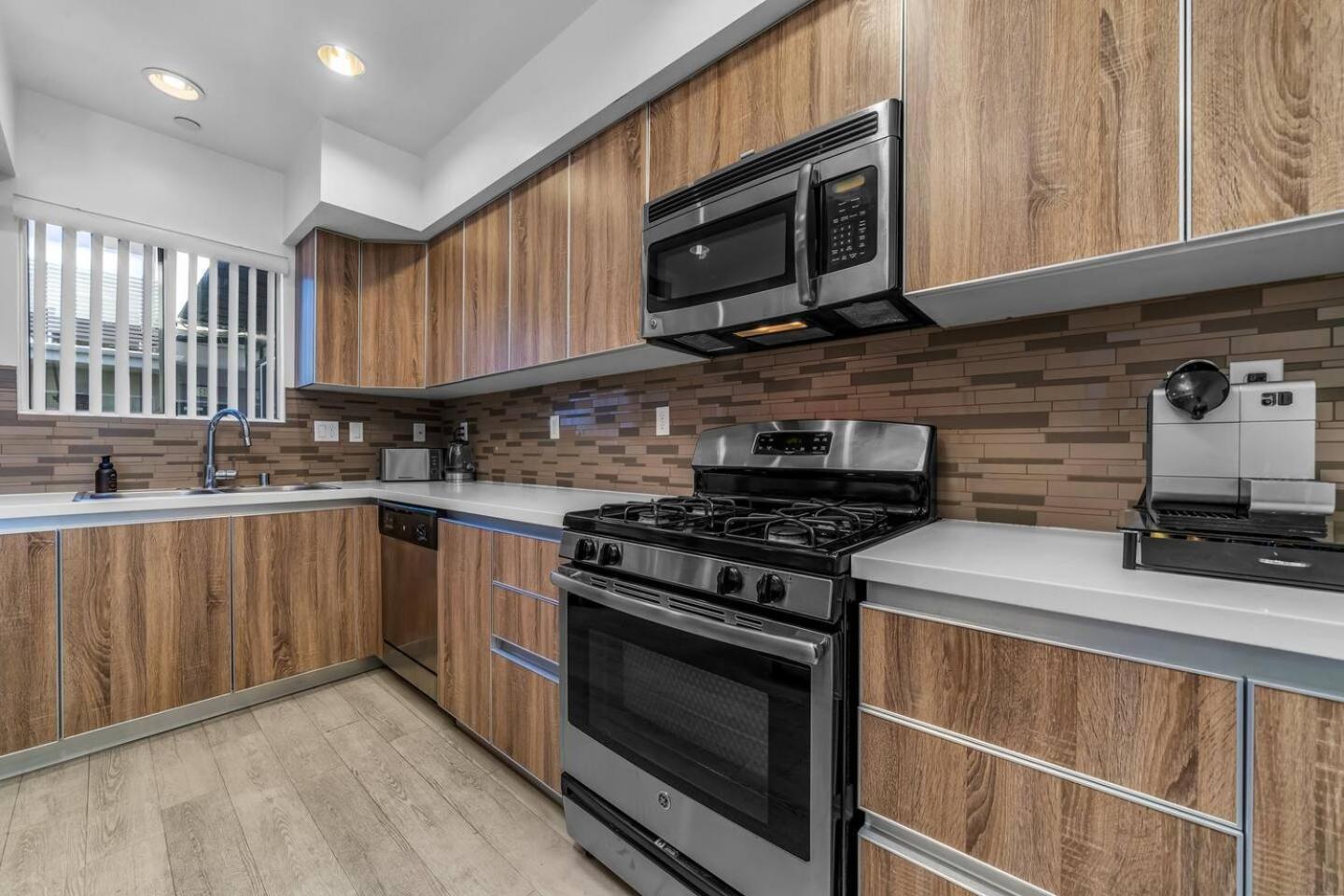 Luxury & Modern 3 Bedroom & 3 Bathroom Penthouse In Santa Monica With Free Parking * Los Angeles