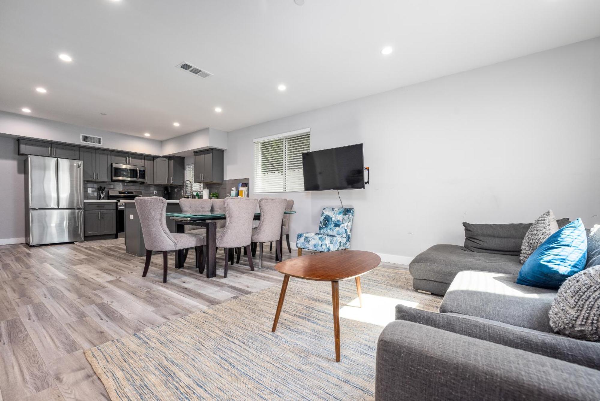 Luxury Living Steps Away From Downtown La Apartment *