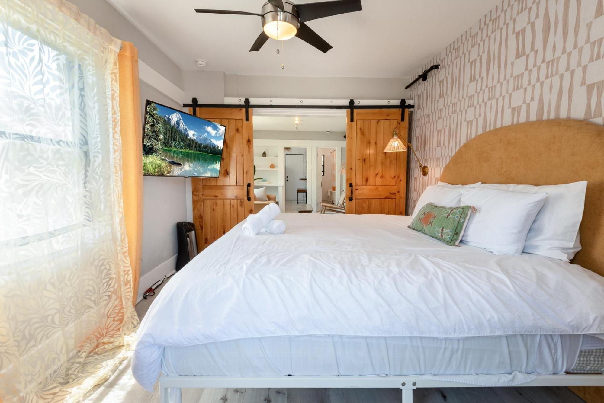 Venice One Bedroom With Modern Comfort *