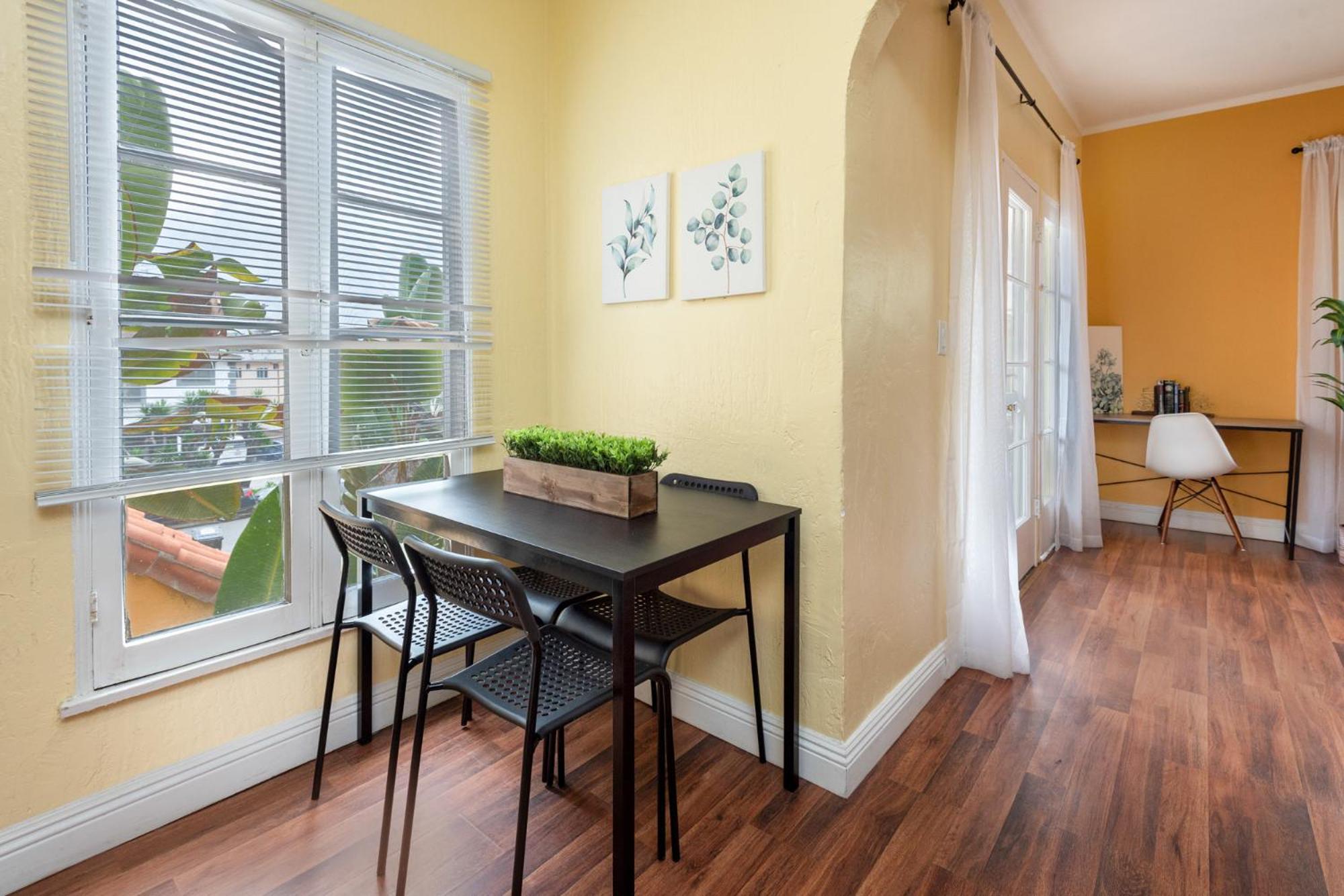 Apartment Chic And Modern 4-bedroom In Prime La Location