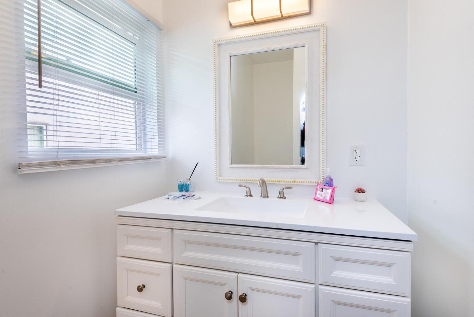 Chic And Modern 4-bedroom In Prime La Location Apartment Los Angeles