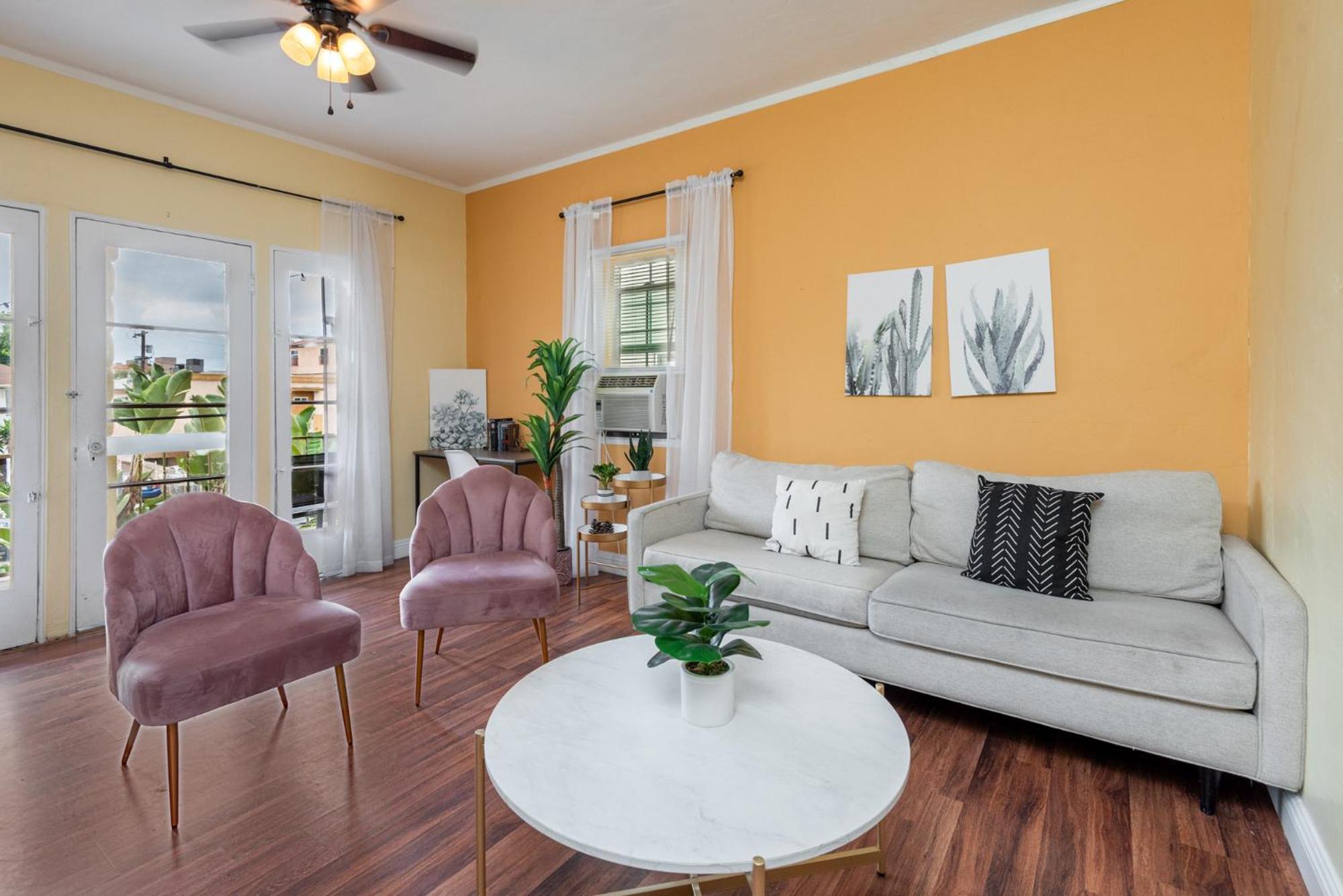 Chic And Modern 4-bedroom In Prime La Location Apartment