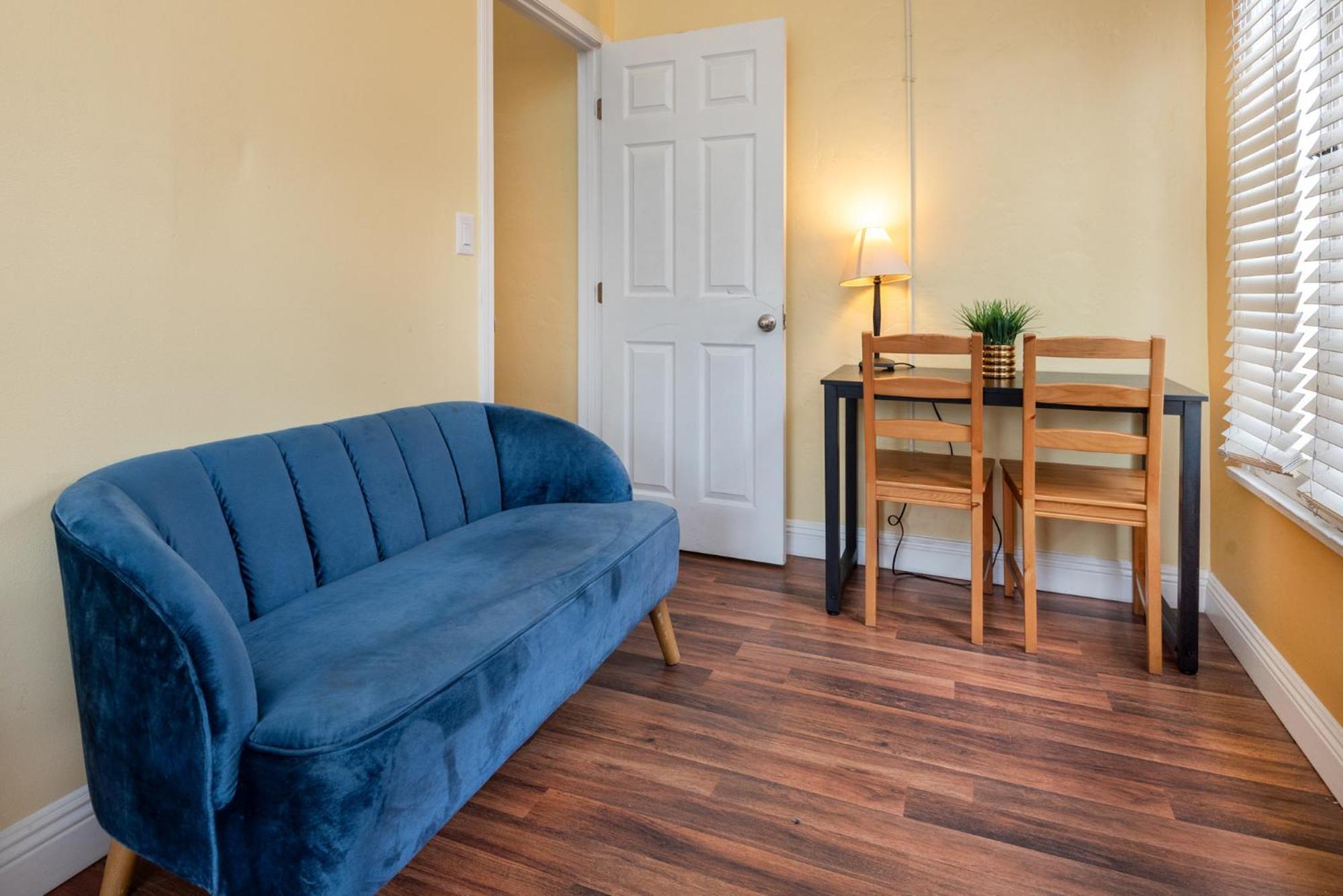 Chic And Modern 4-bedroom In Prime La Location Los Angeles