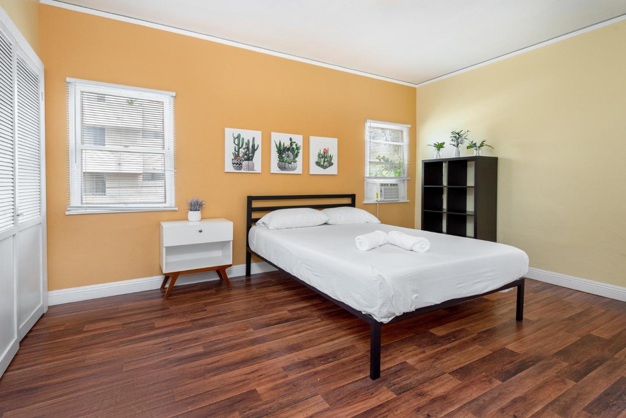 Apartment Chic And Modern 4-bedroom In Prime La Location