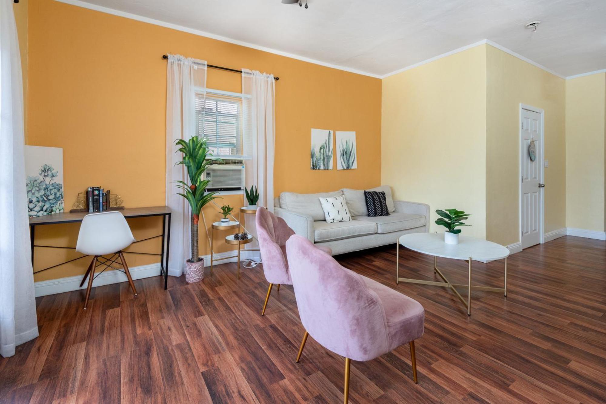 Chic And Modern 4-bedroom In Prime La Location Los Angeles