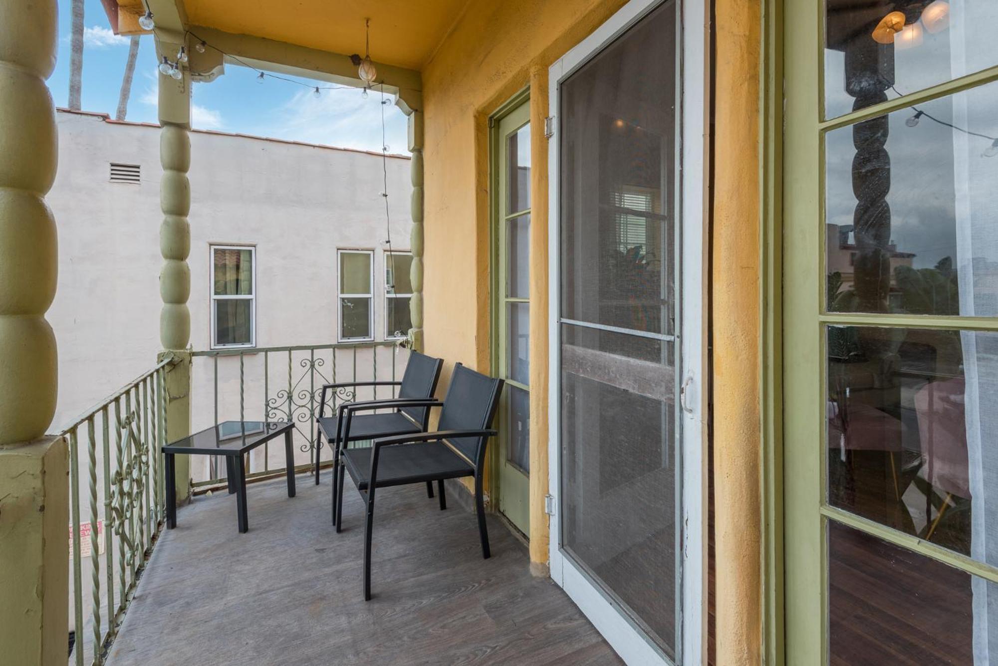 Chic And Modern 4-bedroom In Prime La Location Apartment