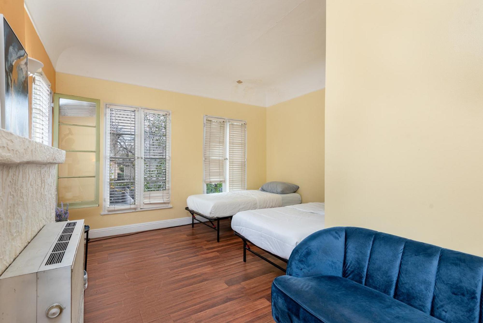 Chic And Modern 4-bedroom In Prime La Location Apartment