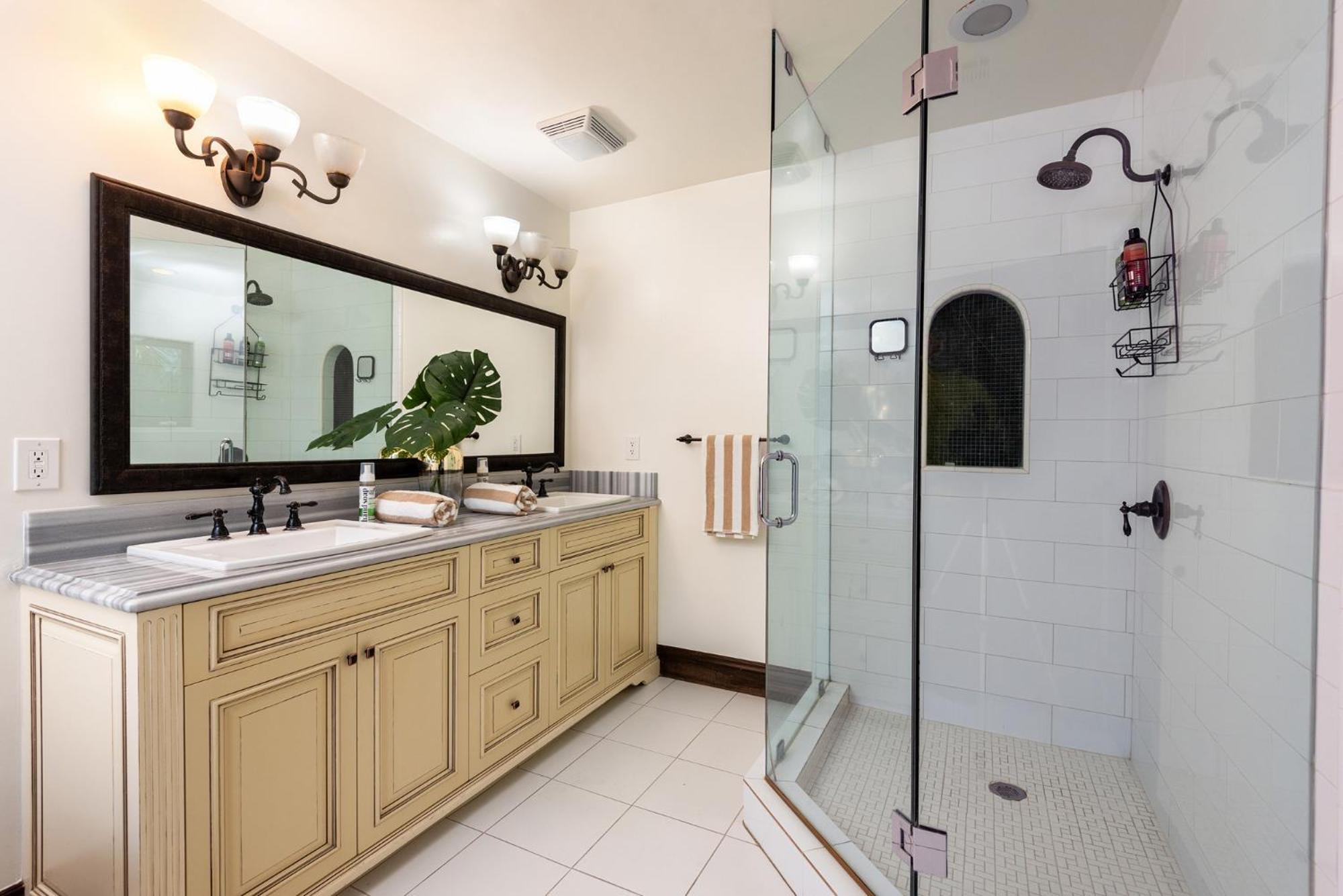 Apartment Lux Spanish Style Mansion 4bd Ba,dog House
