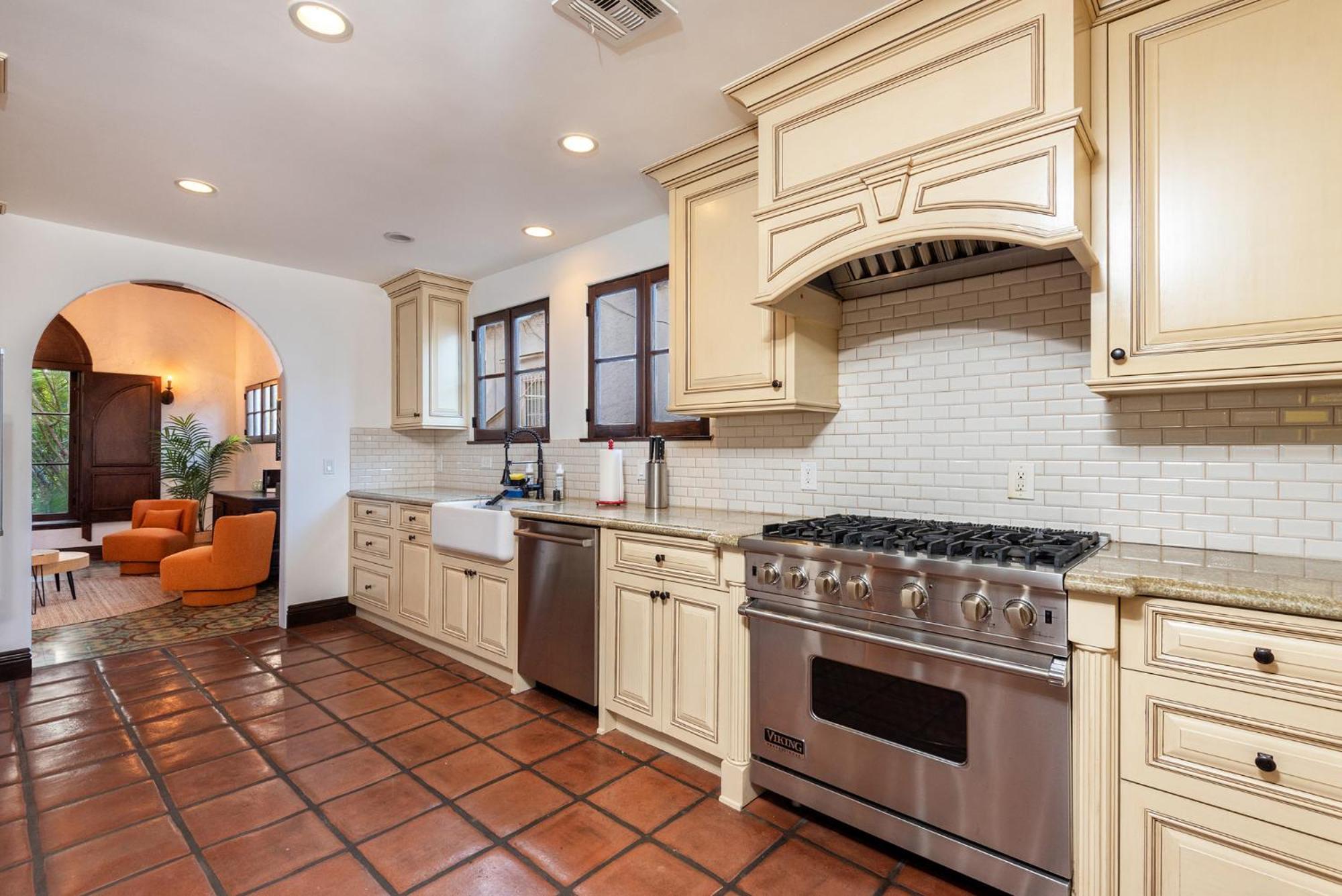 Lux Spanish Style Mansion 4bd Ba,dog House Apartment