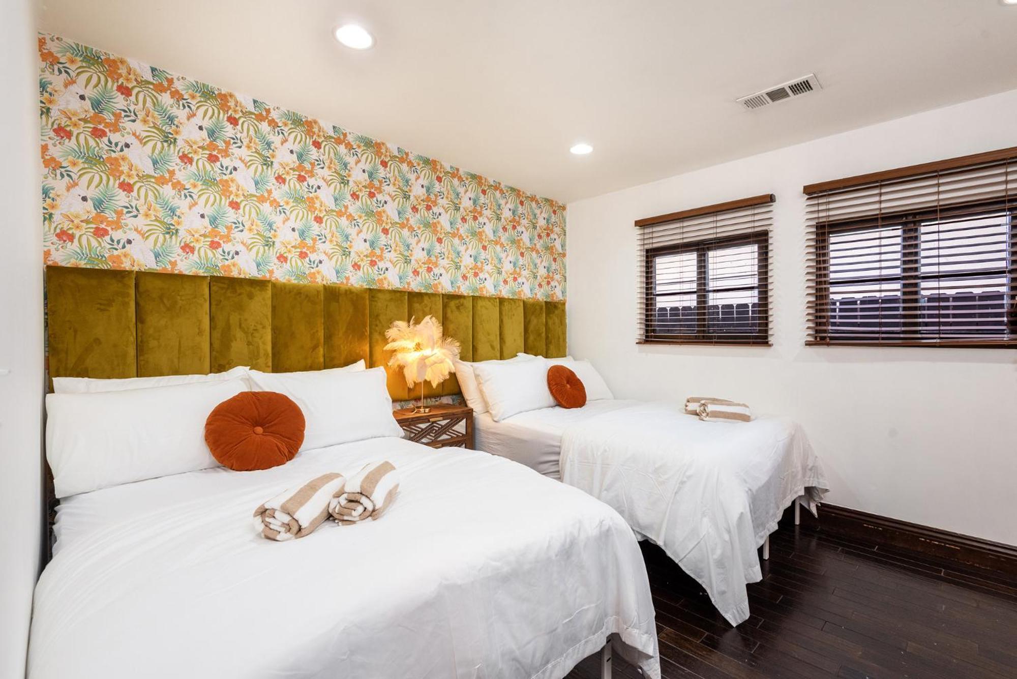 Lux Spanish Style Mansion 4bd Ba,dog House