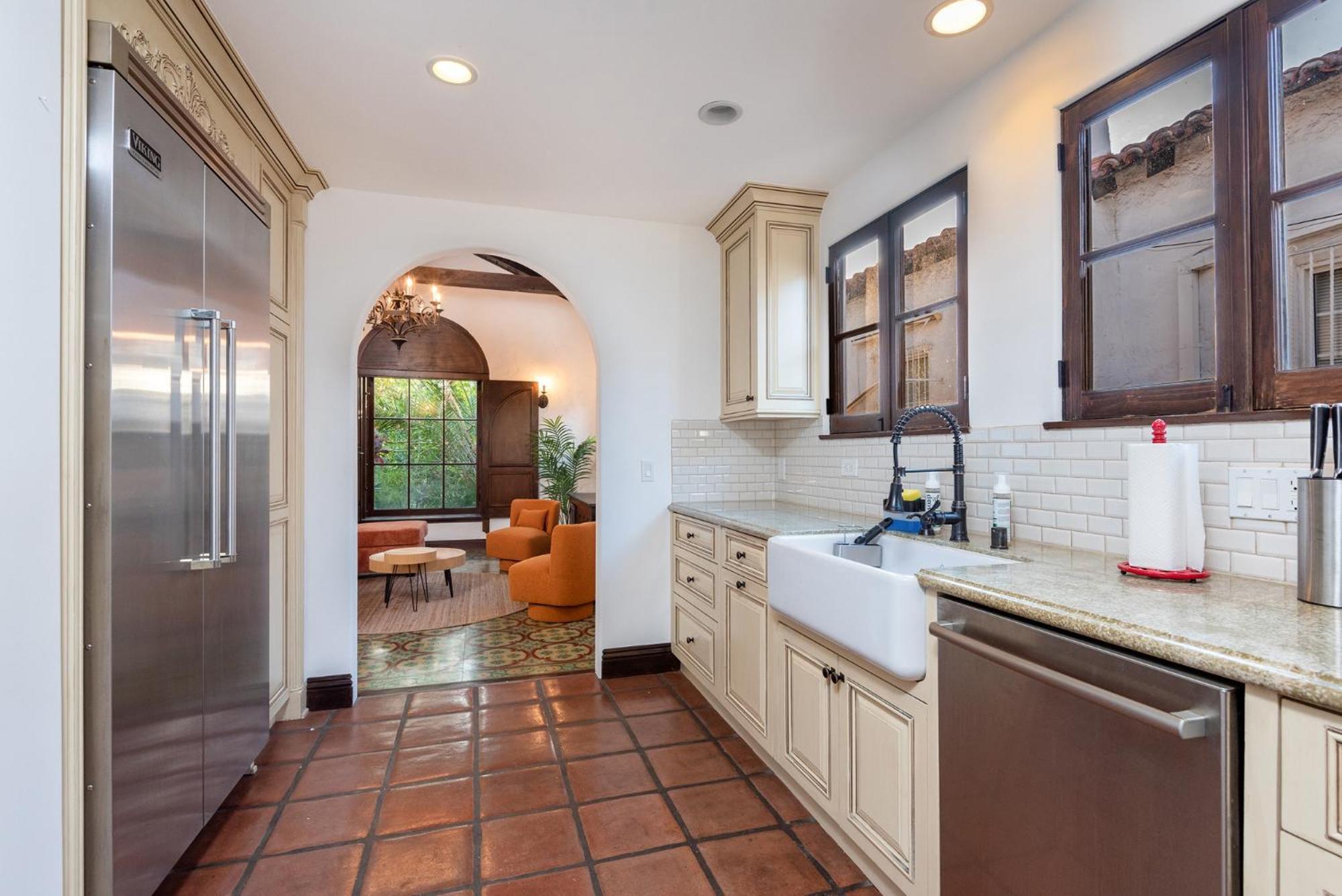 Apartment Lux Spanish Style Mansion 4bd Ba,dog House Los Angeles