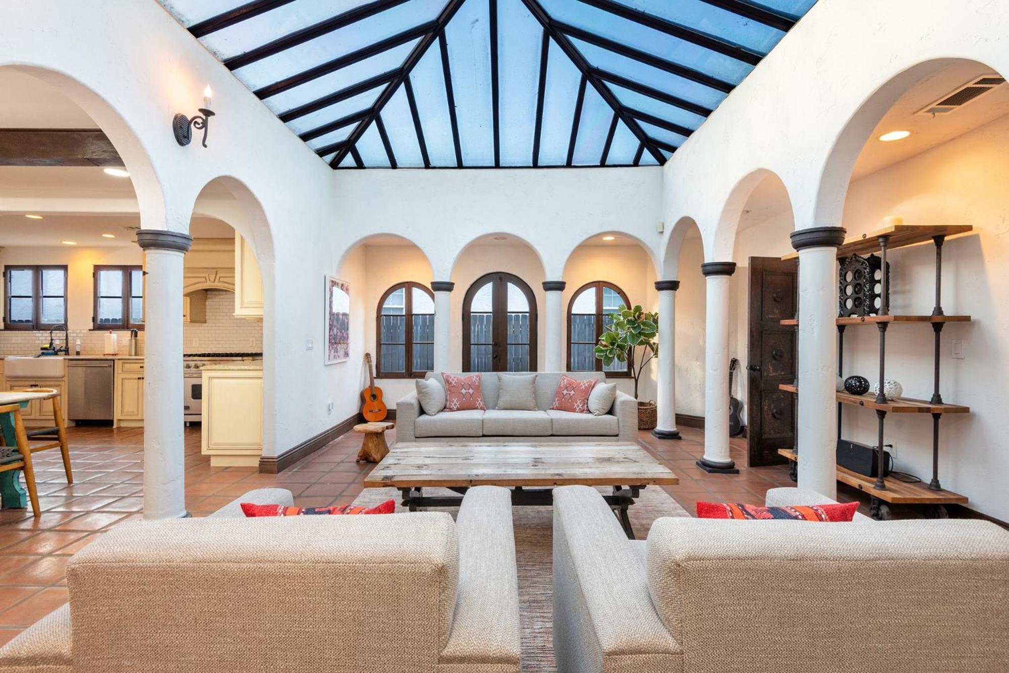Lux Spanish Style Mansion 4bd Ba,dog House Apartment *