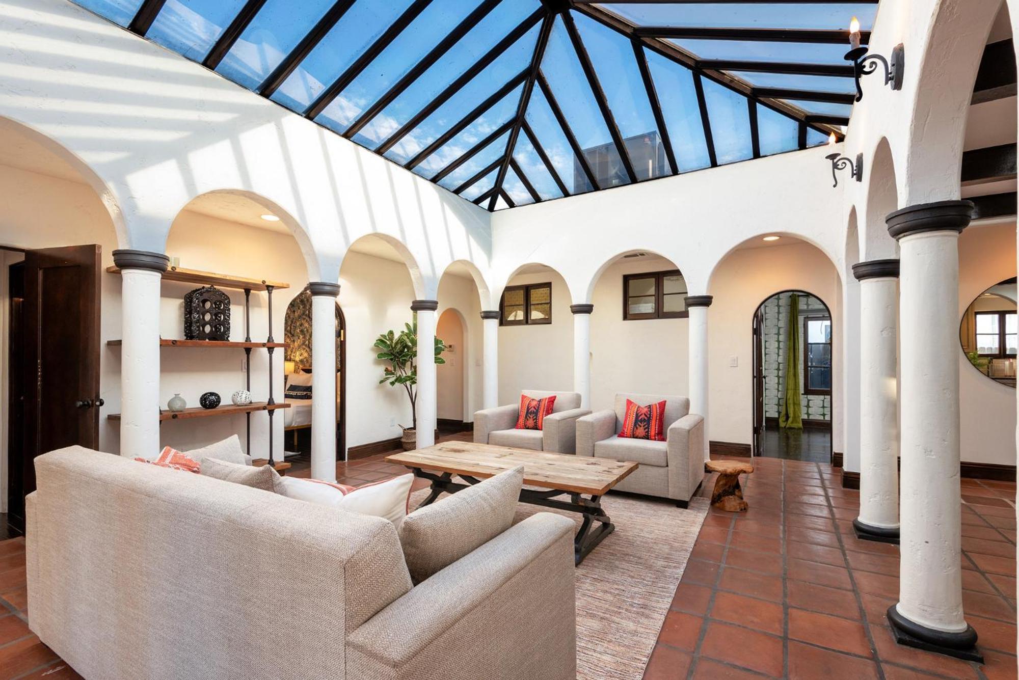 Lux Spanish Style Mansion 4bd Ba,dog House Apartment