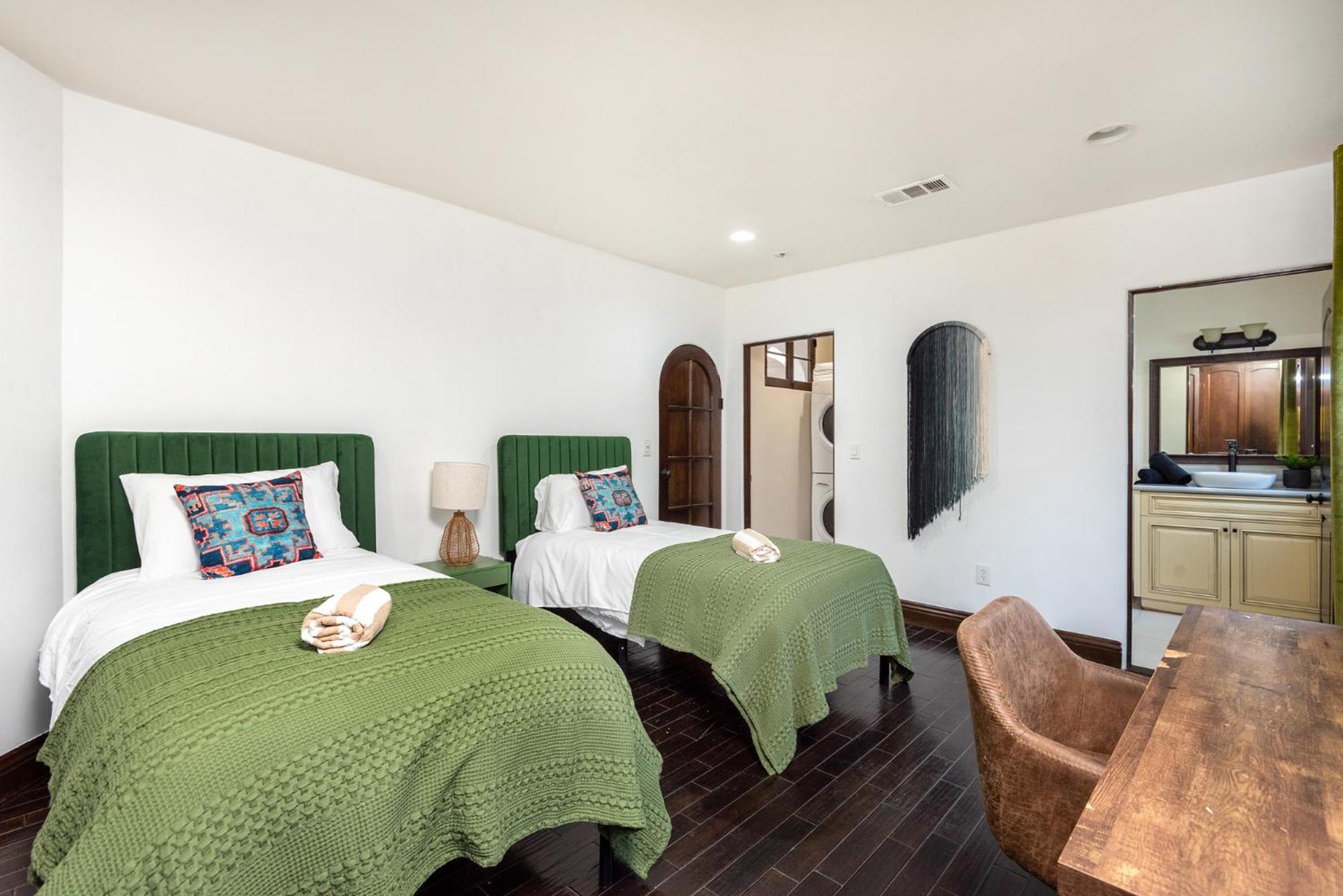 Lux Spanish Style Mansion 4bd Ba,dog House Los Angeles