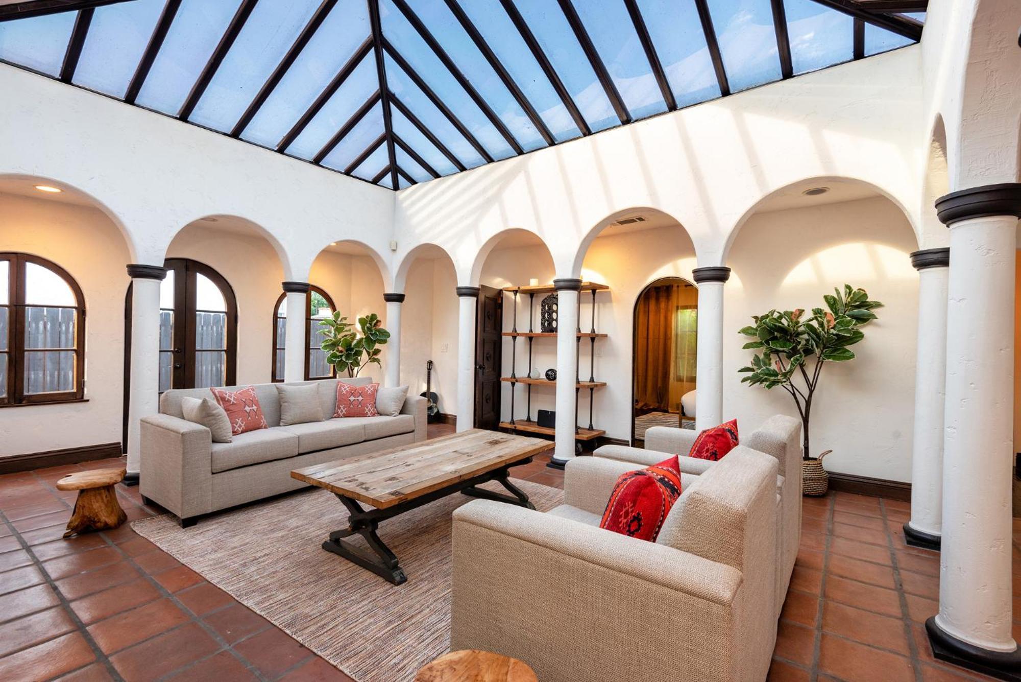 Lux Spanish Style Mansion 4bd Ba,dog House