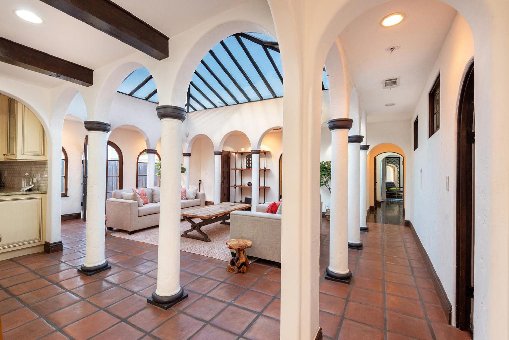 Apartment Lux Spanish Style Mansion 4bd Ba,dog House