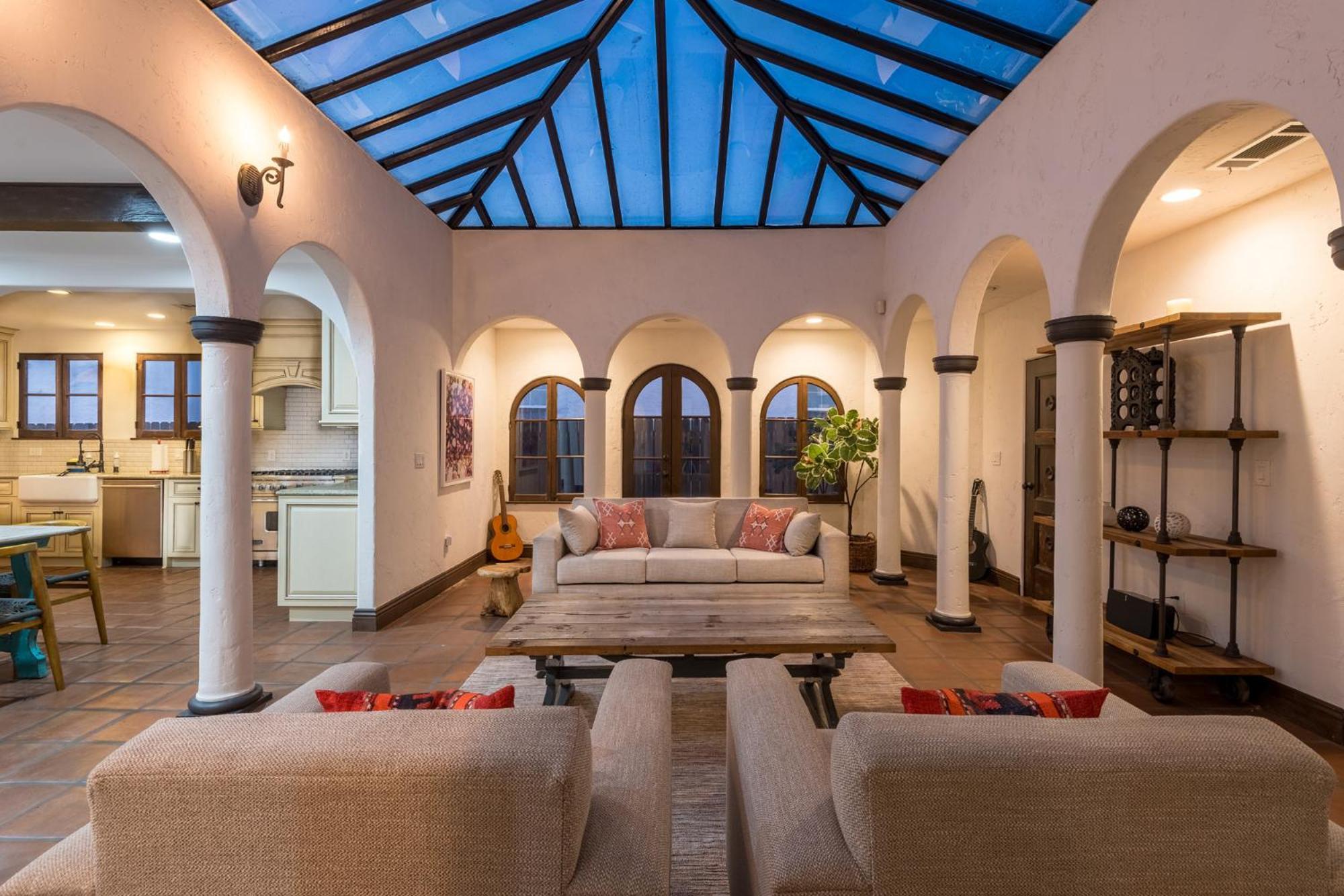 Lux Spanish Style Mansion 4bd Ba,dog House Apartment