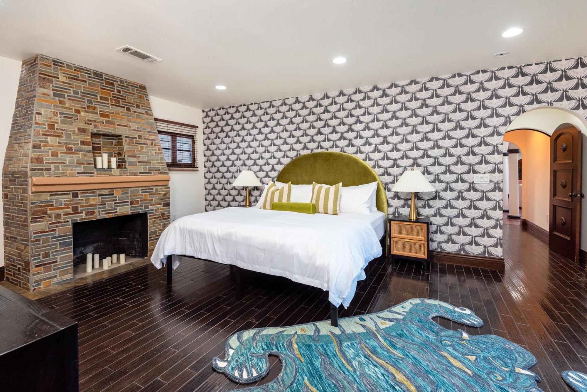 Apartment Lux Spanish Style Mansion 4bd Ba,dog House *