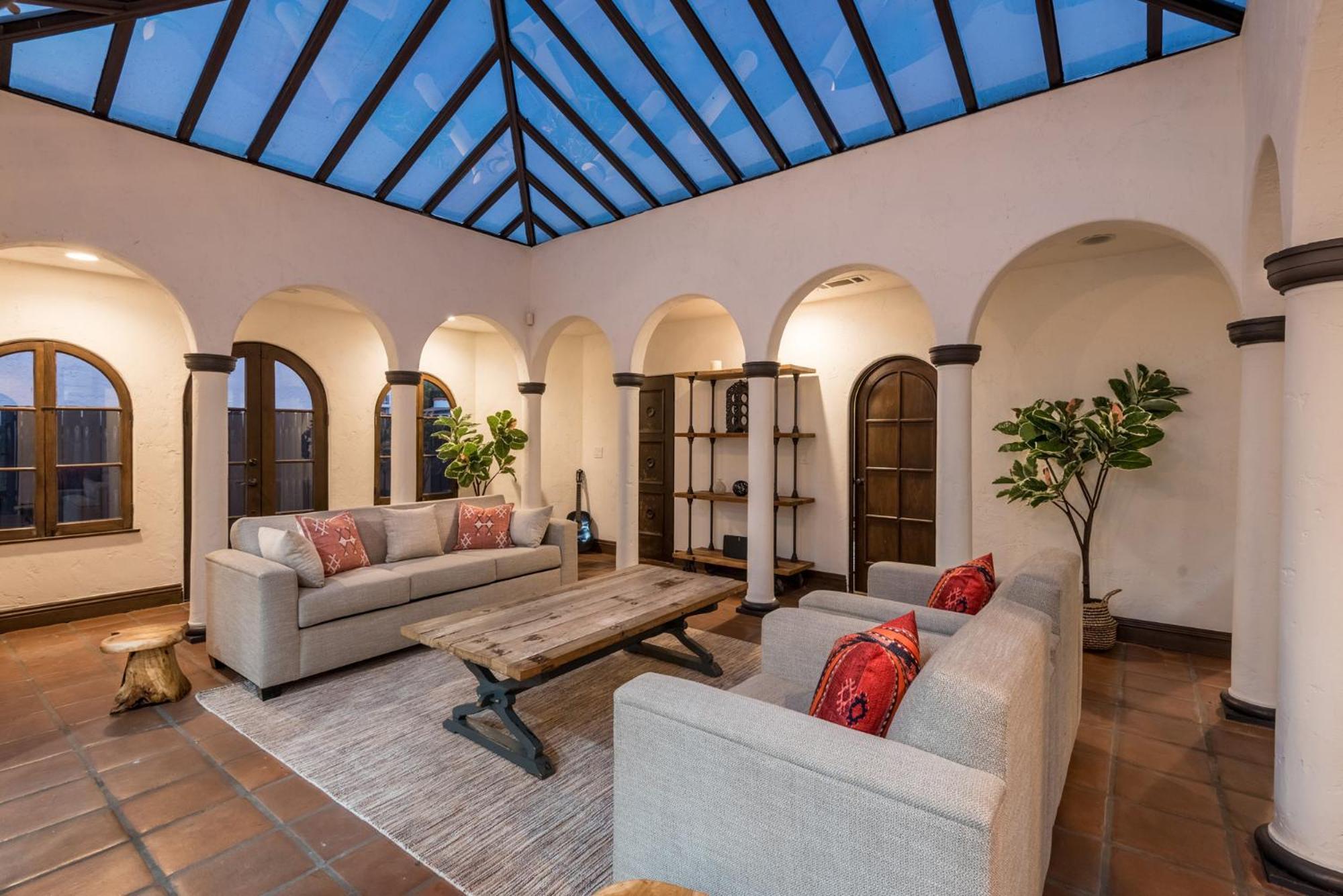 Apartment Lux Spanish Style Mansion 4bd Ba,dog House *