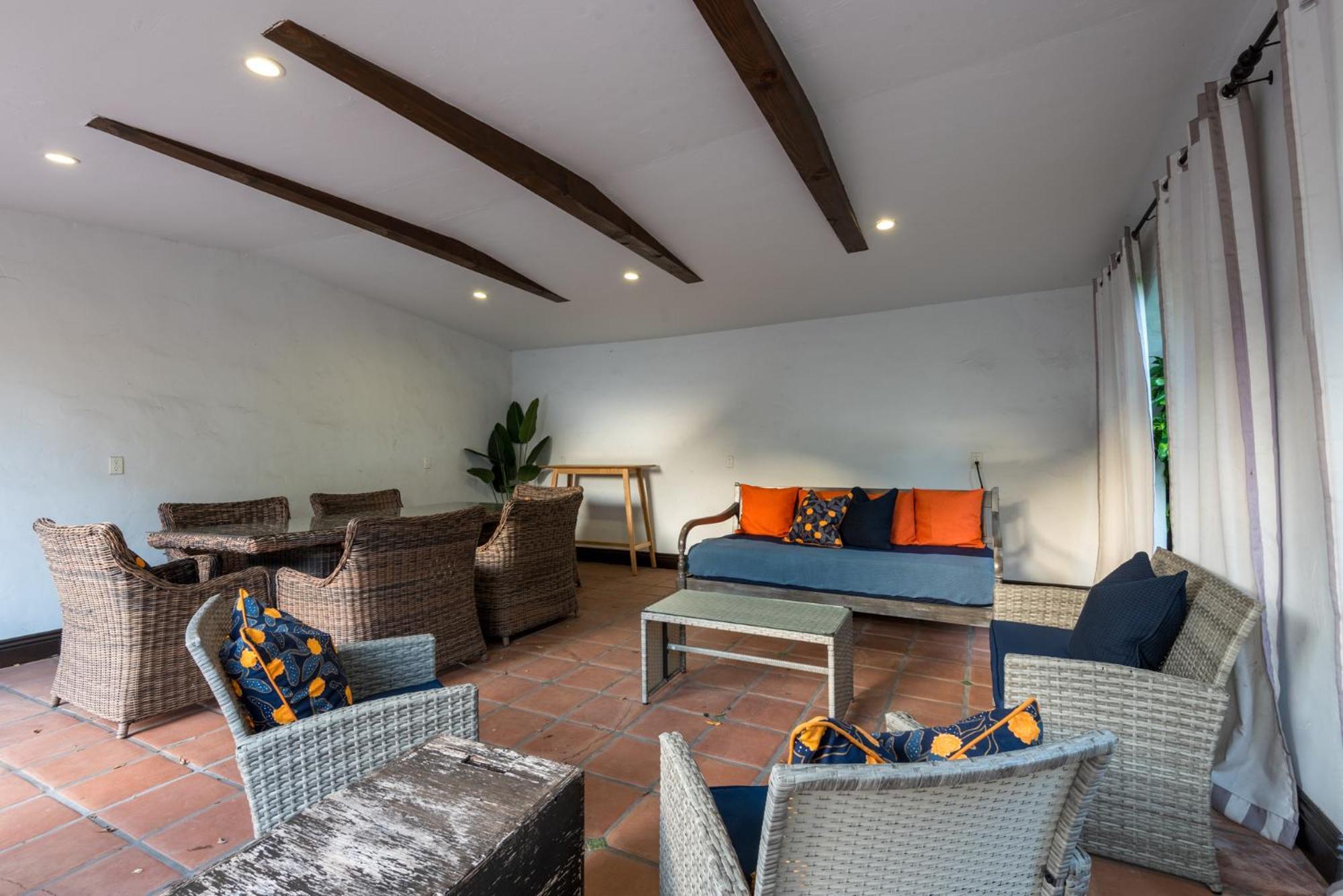 Apartment Lux Spanish Style Mansion 4bd Ba,dog House