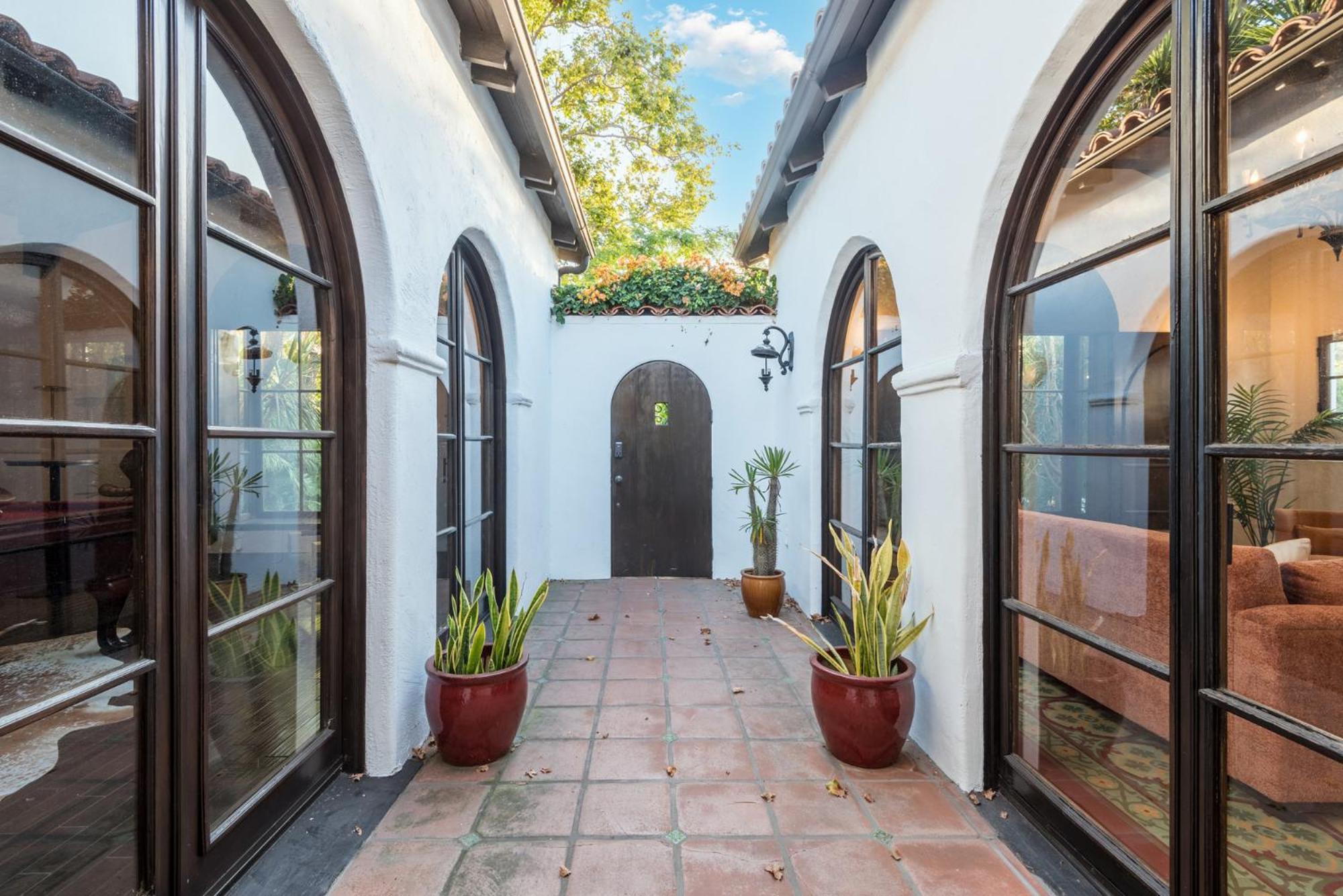 Apartment Lux Spanish Style Mansion 4bd Ba,dog House *