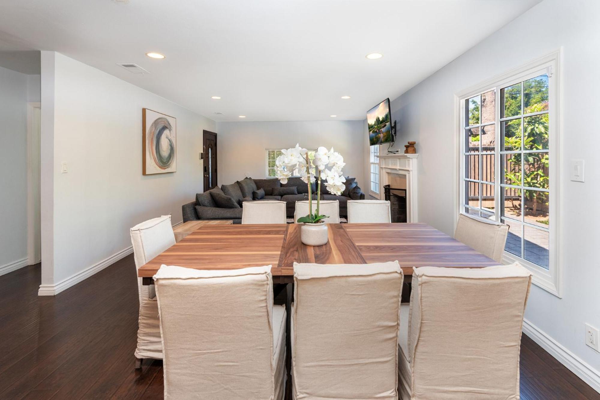 Luxe Spacious In Tarzana