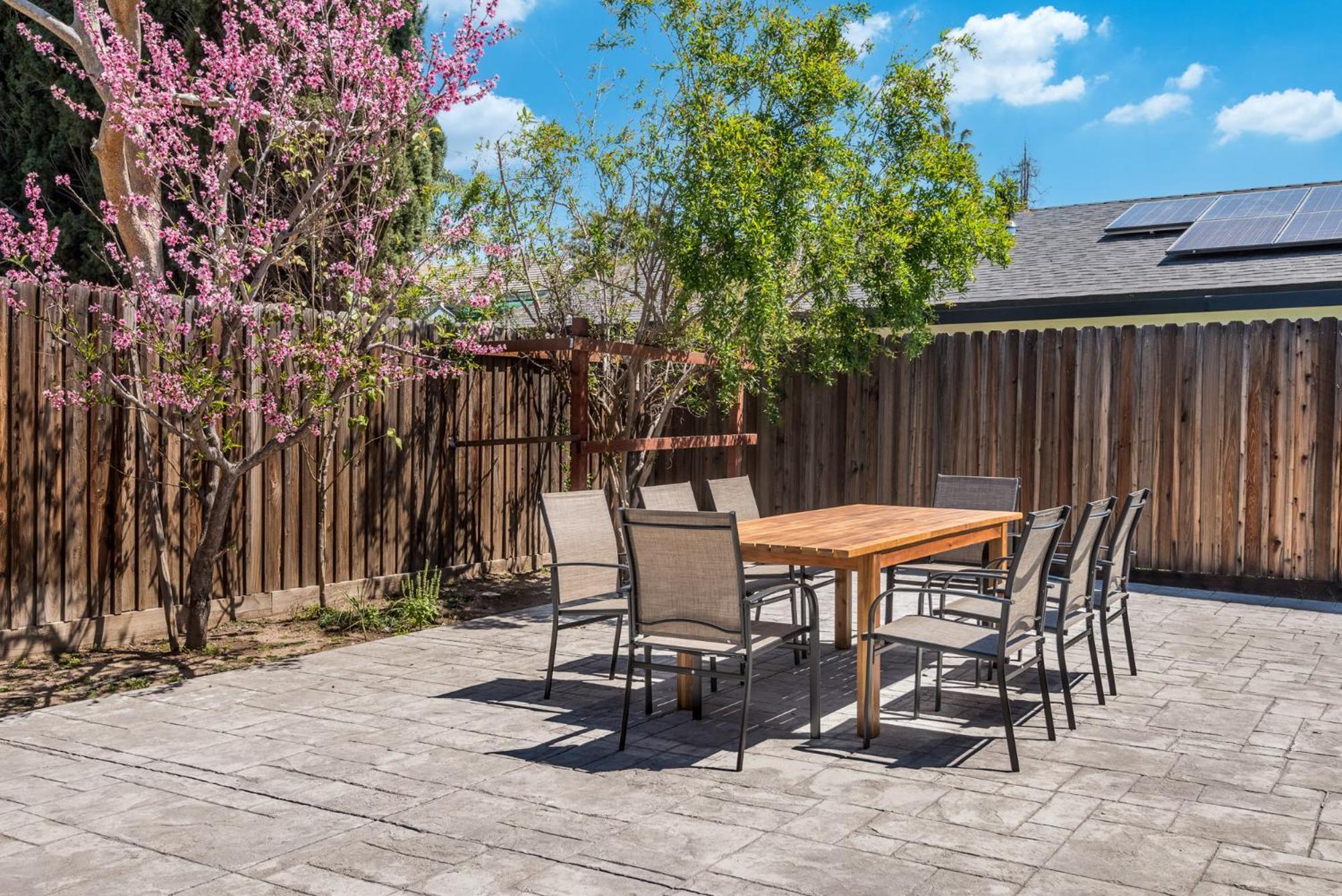 Luxe Spacious In Tarzana Apartment