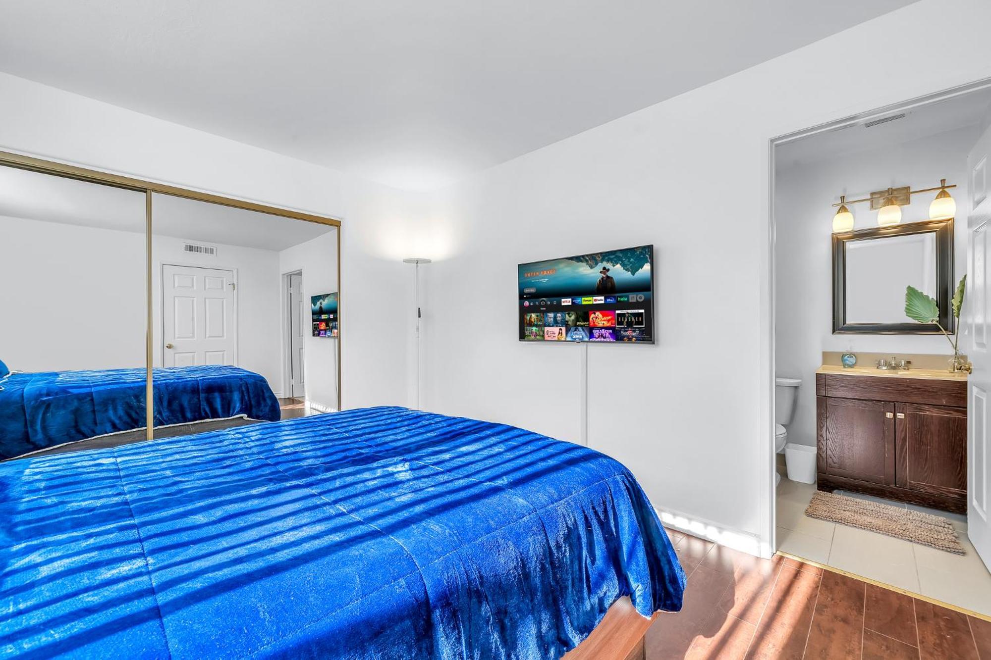 Cozy 2 Bedroom & 2 Bathrooms By Beverly Hills With Free Parking *