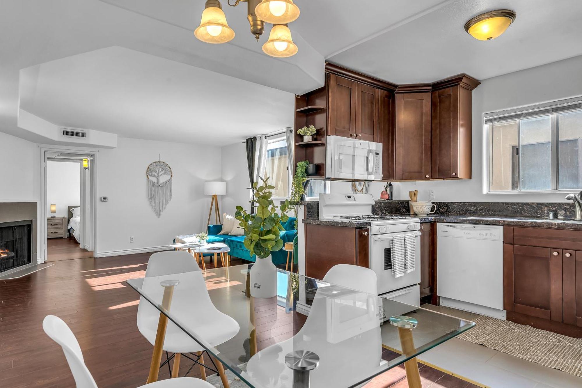 Cozy 2 Bedroom & 2 Bathrooms By Beverly Hills With Free Parking * Los Angeles