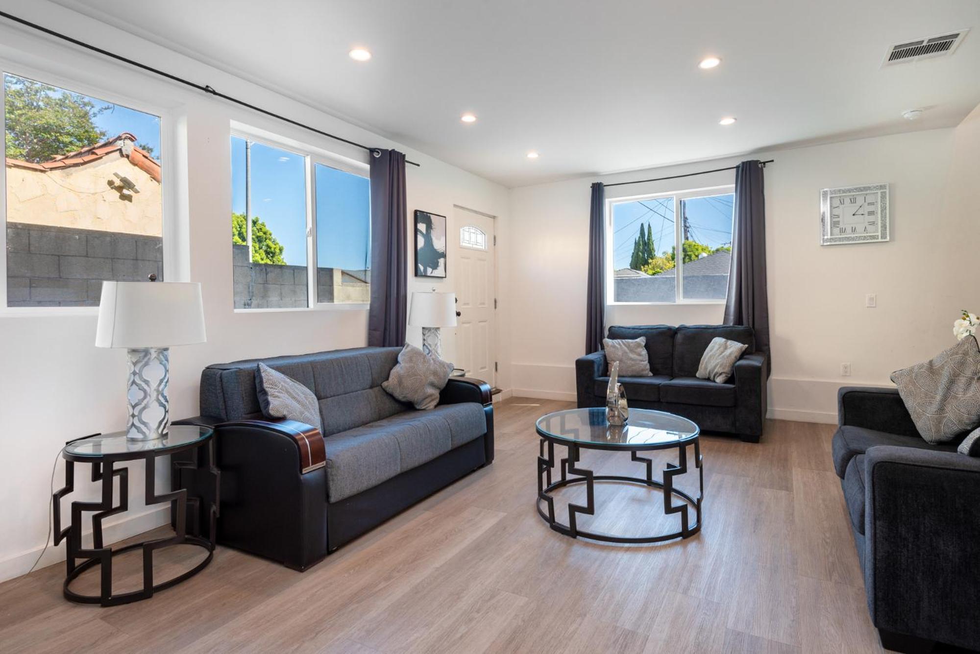 Apartment Modern And Spacious Near La Attractions Sleeps 10 *