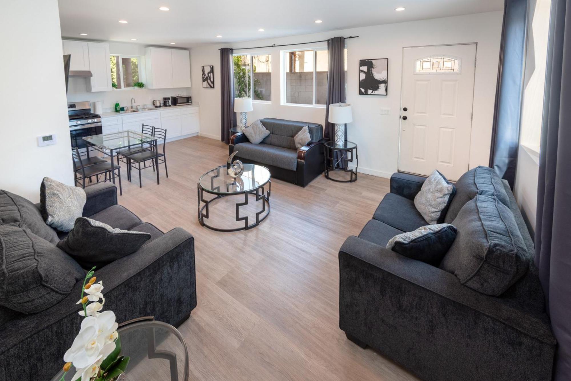 Modern And Spacious Near La Attractions Sleeps 10 *
