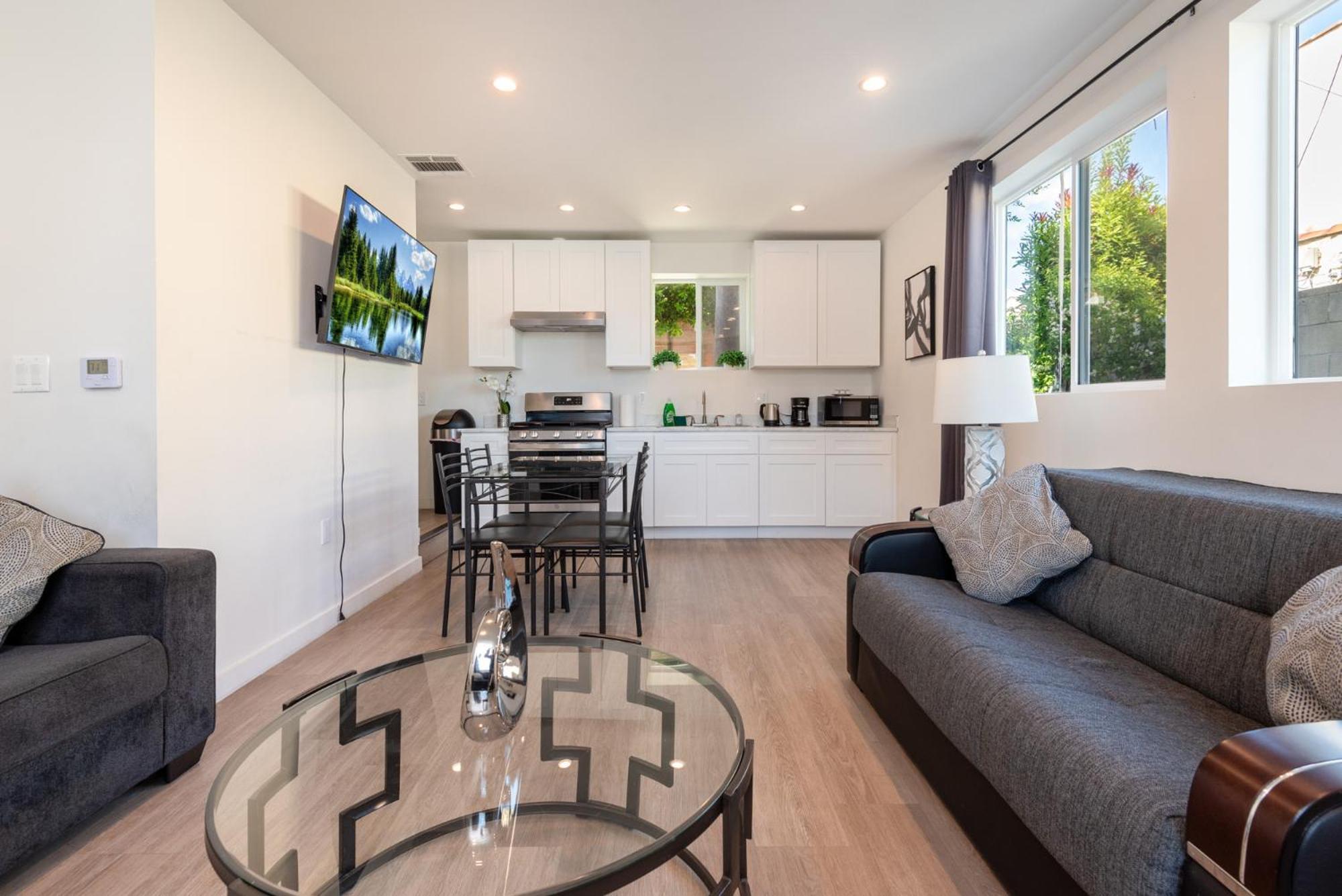 Modern And Spacious Near La Attractions Sleeps 10 Apartment *