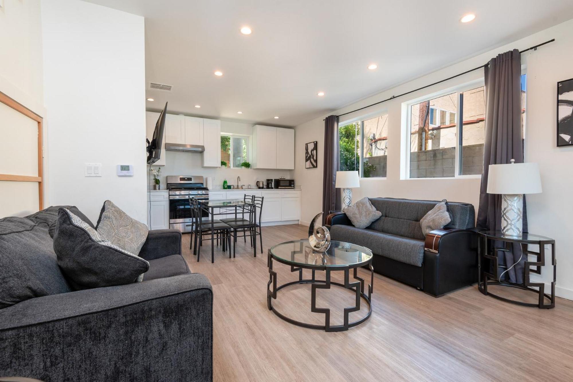 Apartment Modern And Spacious Near La Attractions Sleeps 10 *