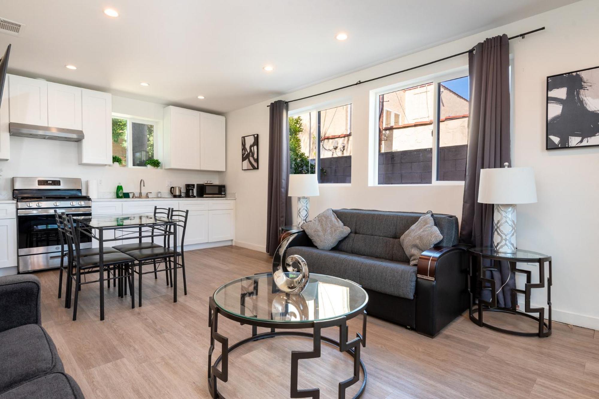 Modern And Spacious Near La Attractions Sleeps 10