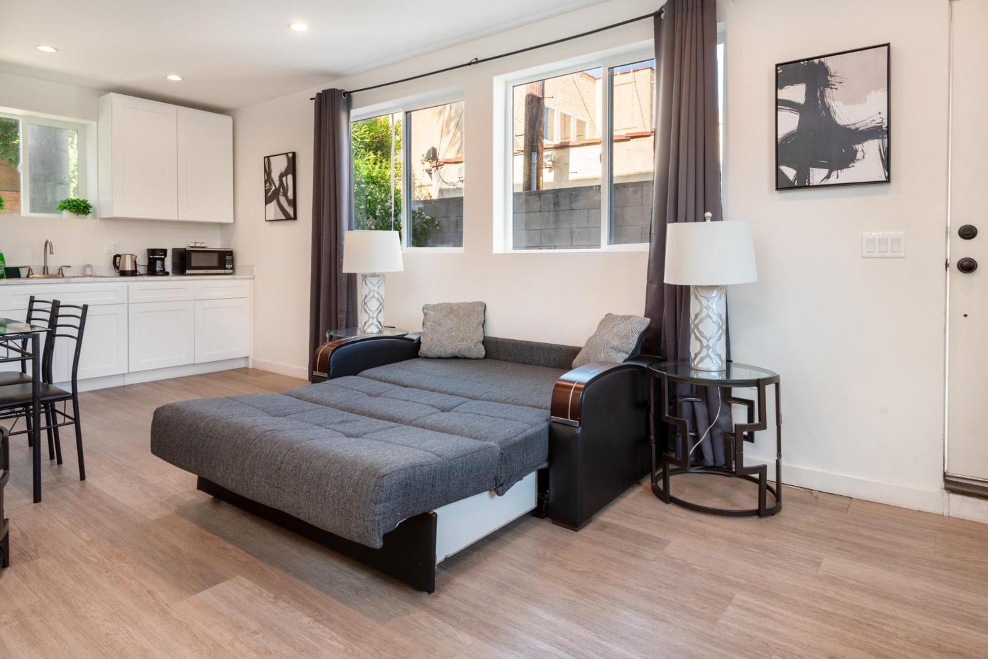 Apartment Modern And Spacious Near La Attractions Sleeps 10 Los Angeles