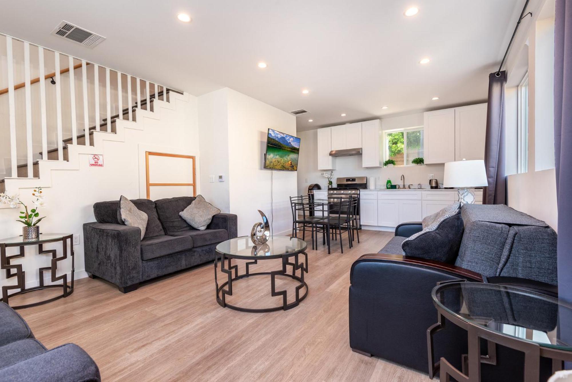 Modern And Spacious Near La Attractions Sleeps 10 Apartment Los Angeles