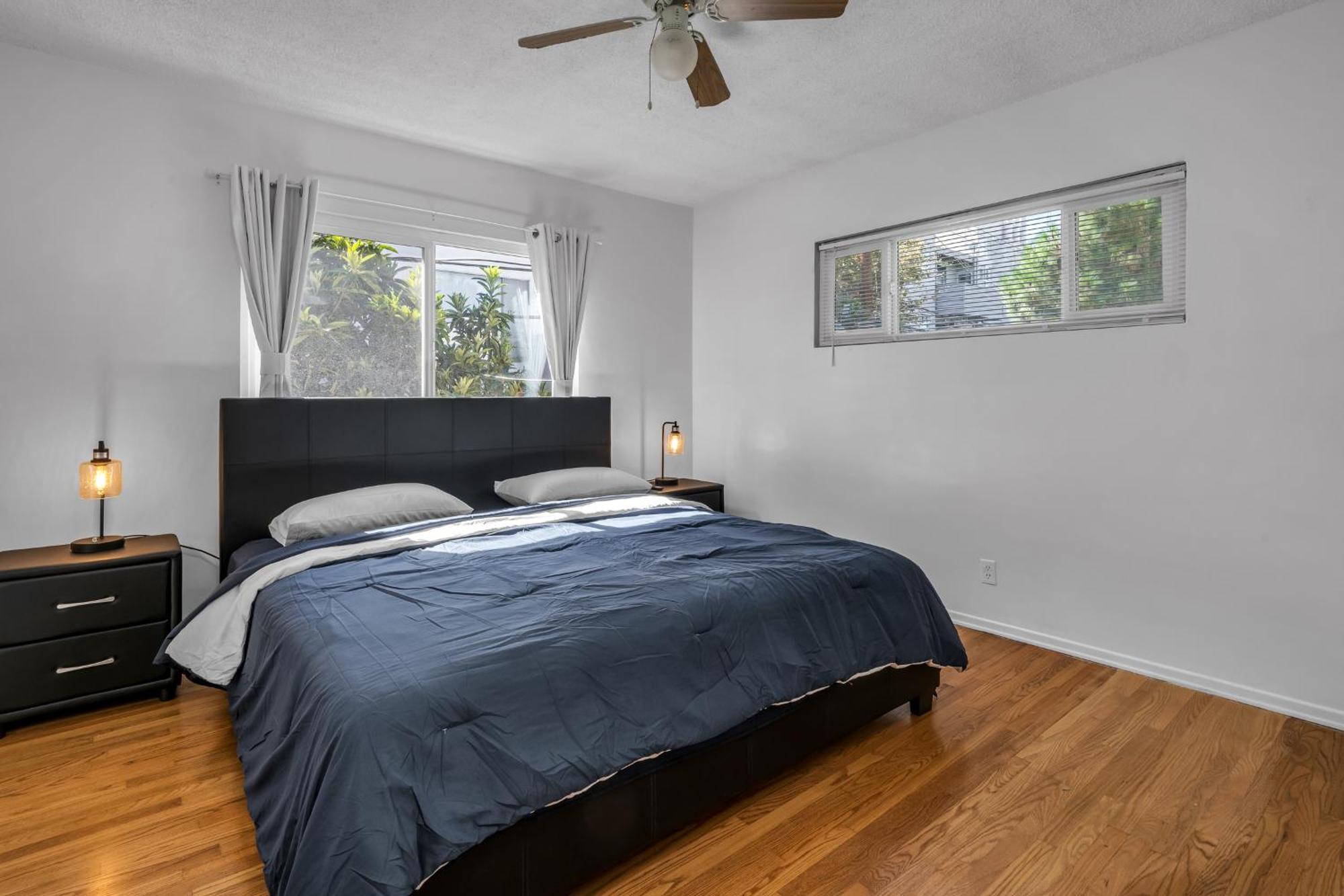 Apartment Prime Location 2 Bedroom And 2 Bathroom Retreat In Beverly Hills With Free Parking