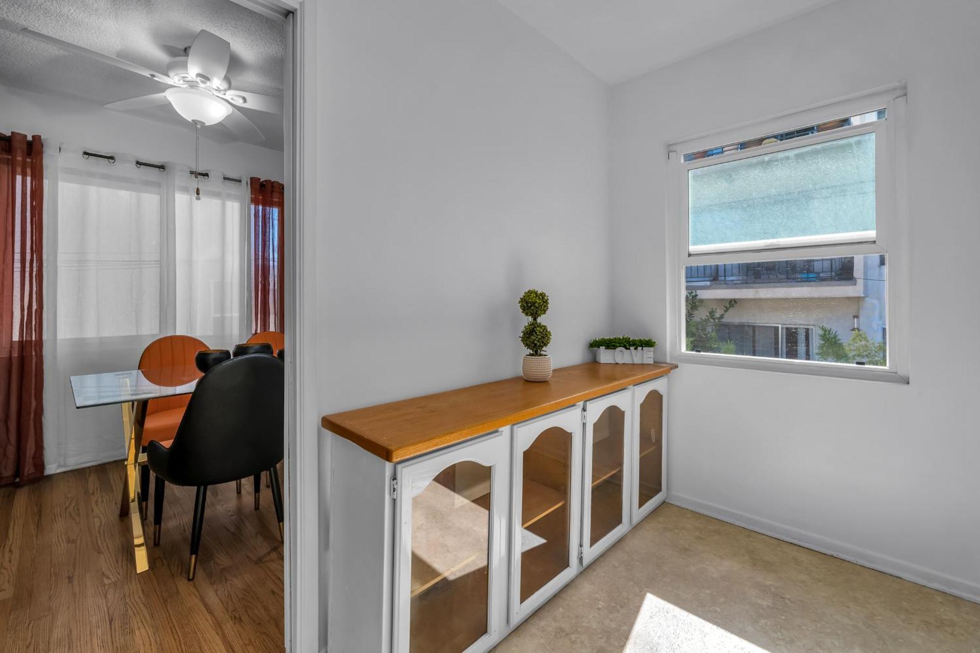 Prime Location 2 Bedroom And 2 Bathroom Retreat In Beverly Hills With Free Parking *