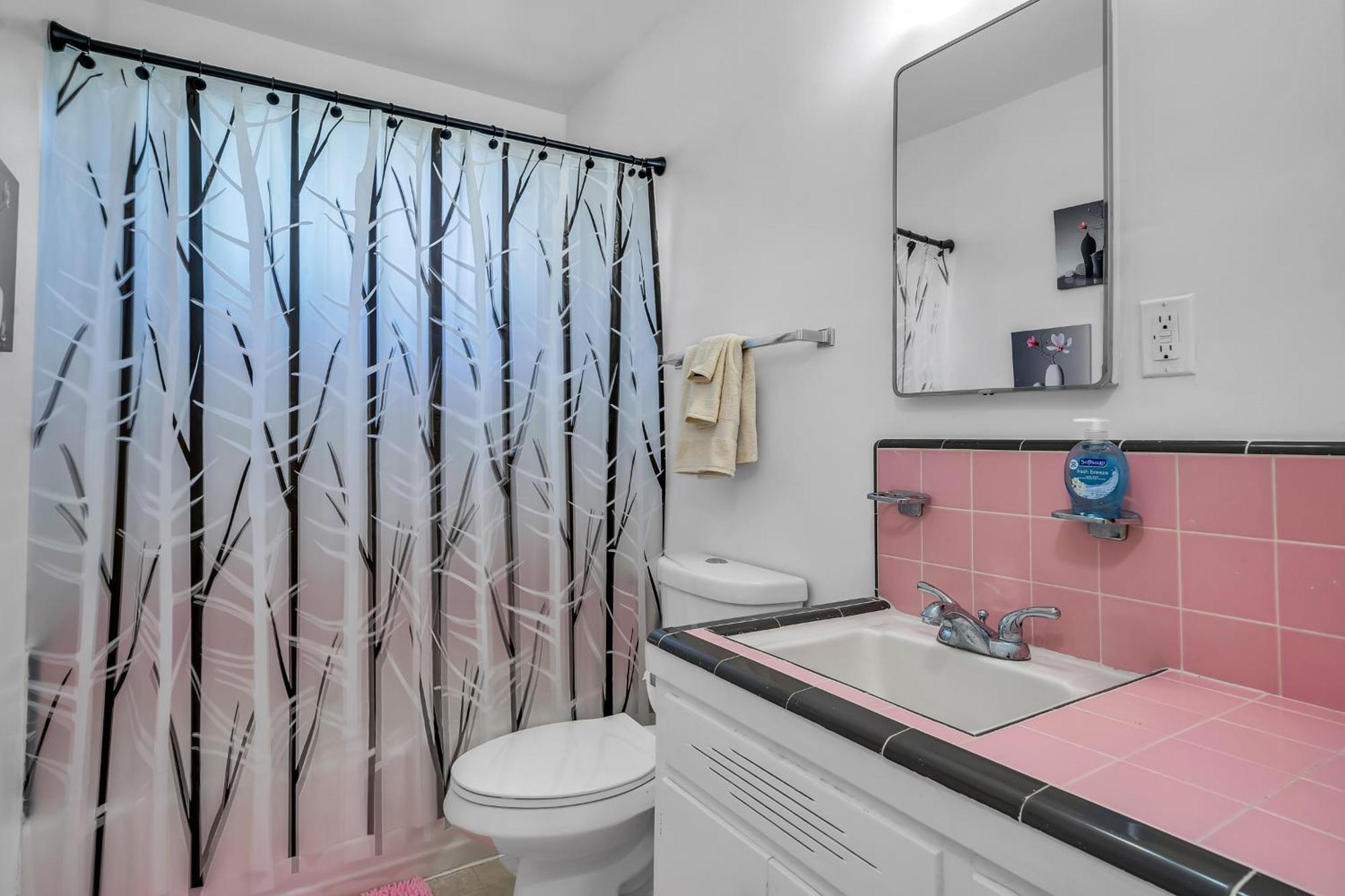 Apartment Prime Location 2 Bedroom And 2 Bathroom Retreat In Beverly Hills With Free Parking