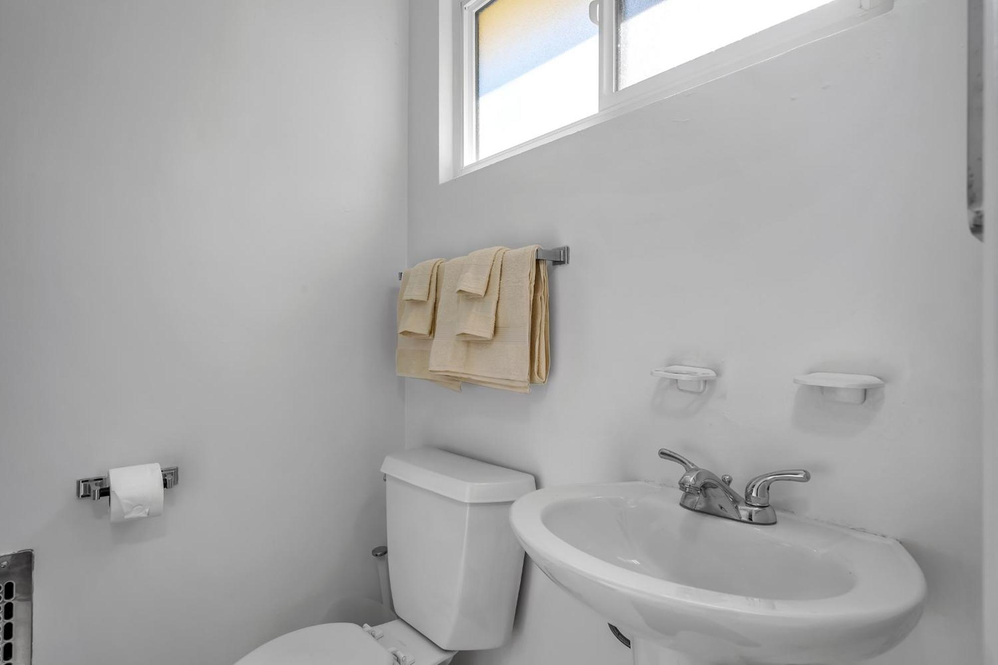 Prime Location 2 Bedroom And 2 Bathroom Retreat In Beverly Hills With Free Parking Apartment Los Angeles